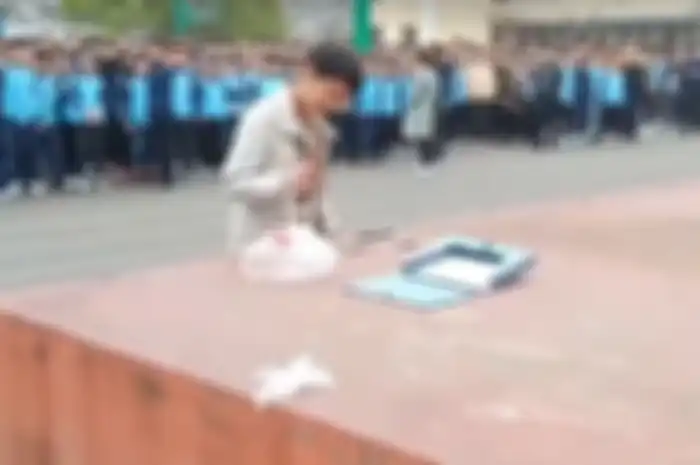 Siswa di Cina diberi hukuman hancurkan ponselnya sendiri karena dibawa ke sekolah