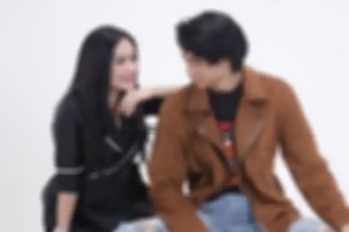 Iis Dahlia bersama putra bungsunya Devano Danendra
