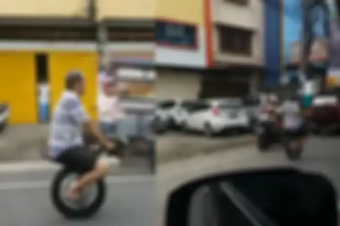 Viral video kakek di Makassar naik sepeda motor roda satu