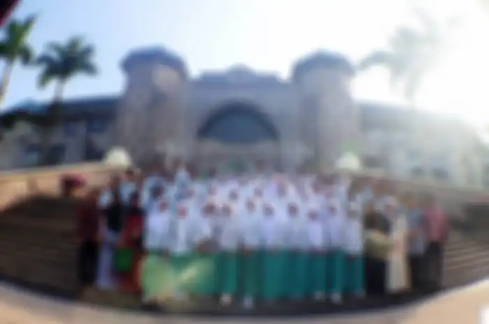 Puluhan siswa SMA Sukma Lhokseumawe berfoto di depan kampus International Islamic University Malaysia