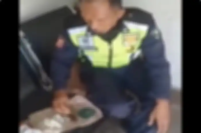 Satpam makan obat nyamuk.