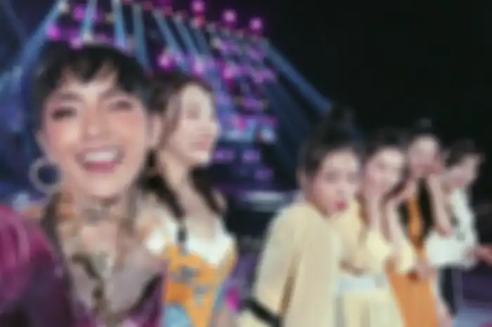 Pose Jessica Iskandar bersama Red Velvet