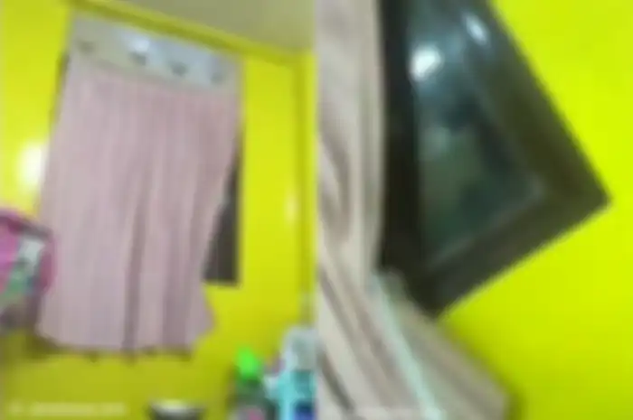 Jendela kamar dibuka oleh orang misterius