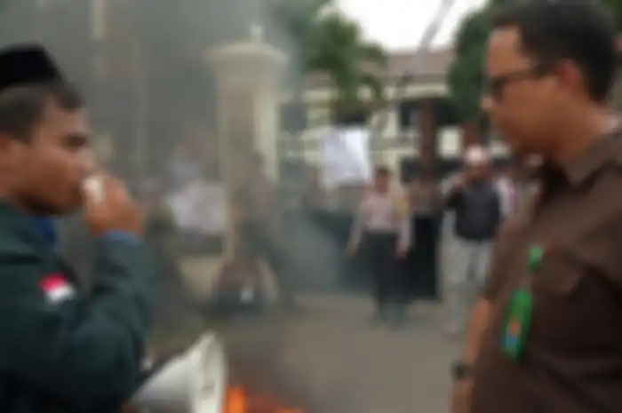 Ben Ronald, Humas PN Cibinong,  saat ditemui massa aksi unjuk rasa di depan PN Cibinong Kabupaten Bogor, Senin (29/4/2019)  (Foto: Afdhalul Ikhsan Kompas.com)