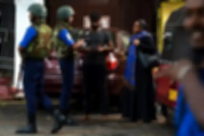 Perempuan Muslim di Sri Lanka terpaksa menanggalkan hijab, cadar, atau abaya yang biasa mereka kenakan usai tragedi bom Paskah (Foto: AFP/Ishara S. Kodikar)