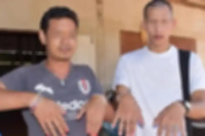 Dua pria memperlihatkan kuku yang sudah diwarnai untuk mengusir hantu (Foto: Sanook via Oddity Central)