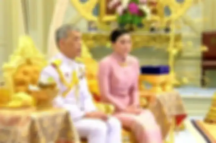 Raja Thailand Maha Vajiralongkorn bersama istrinya Suthida Vajiralongkorn yang kemudian bergelar Ratu Suthida di pesta pernikahan, Rabu (1/5/2019). (Foto: Reuters TV) 