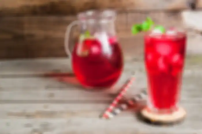 Ilustrasi sirup cocopandan yang berwarna merah