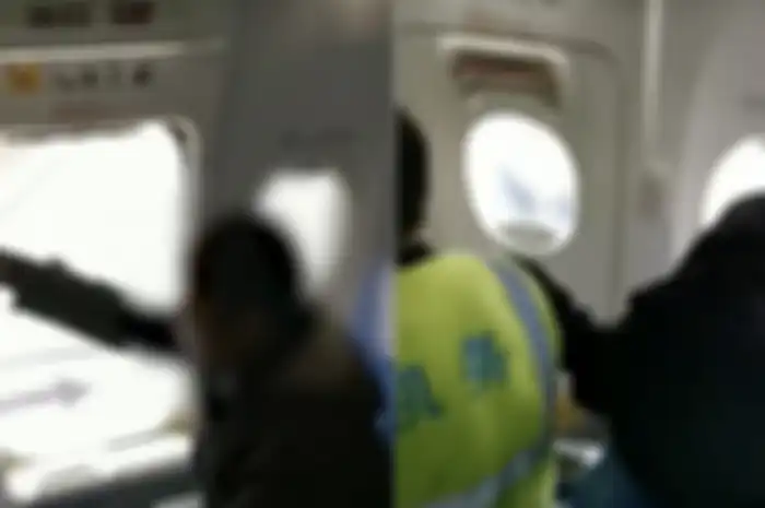 Seorang penumpang maskapai Shandong Airlines membuka pintu pesawat karena tidak sabar mengantre (Foto: Guancha.cn via SCMP)