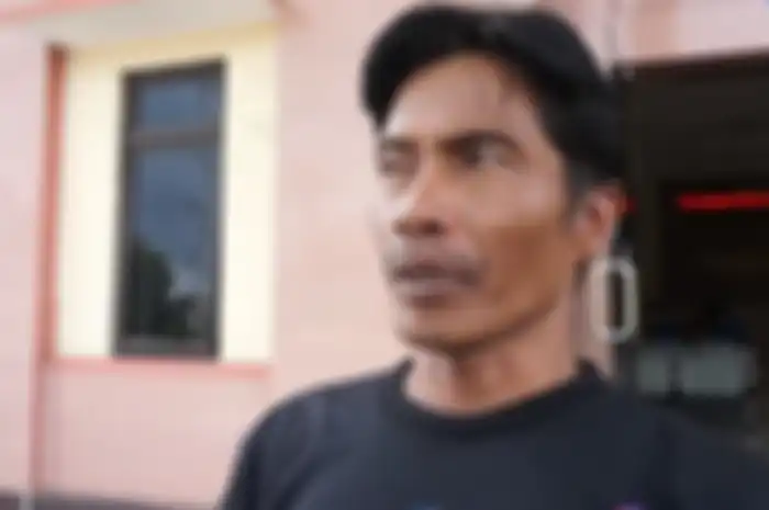 Nur Rohman digugat istrinya yang sudah tujuh tahun tidak bertemu karena sang istri kerja sebagai TKI.