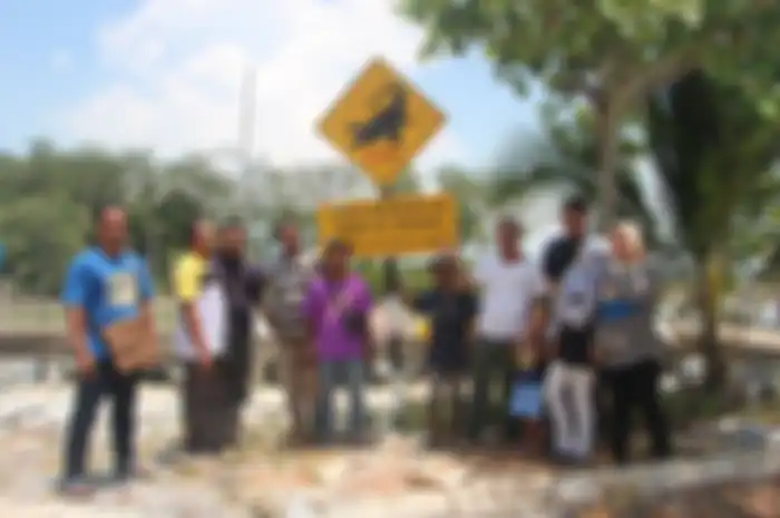 Ada papan peringatan masuk ke kawasan buaya.