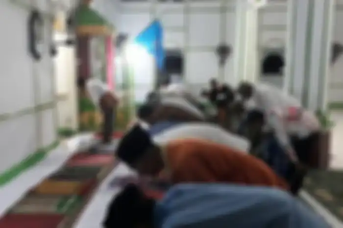 Warga di Desa Wakal, Kecamatan Leihitu, Pulau Ambon melaksanakan sholat tarawih perdana di Masjid Nurul Awal di desa tersebut, Jumat malam (3-5-2019) (Kompas.com/Rahmat rahman Patty)