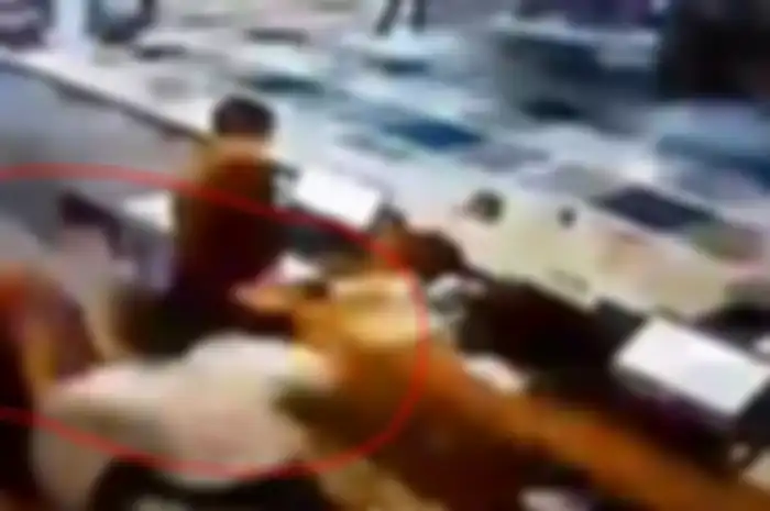 Pihak Lion Air angkat bicara soal kasus pemukulan oknum pilot maskapainya terhadap pegawai hotel memberikan larangan terbang pada pilot tersebut.