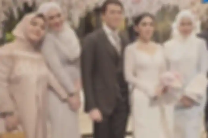 Penampilan cantik Syahrini dalam balutan gaun dan mahkota mewah di acara resepsi pernikahanya dengan Reino Barack