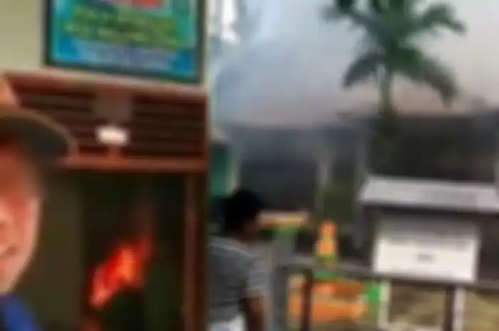 Kesal Sertifikat Tanah Tak Kunjung Jadi, Pria ini Nekat Bakar Kantor Desa Sambil Live Facebook!