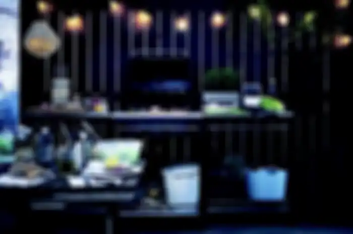 Warna hitam membuat dapur tak gampang terlihat kotor.