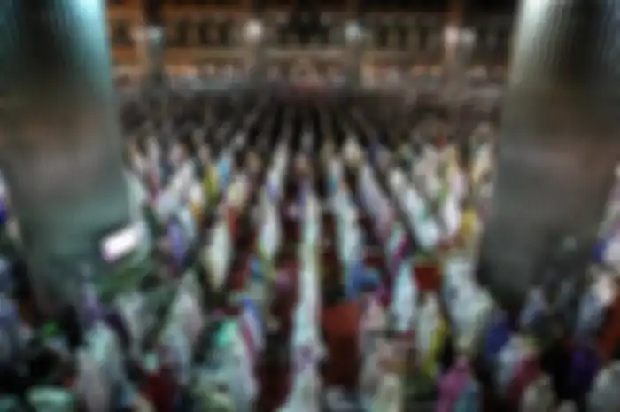 Umat Muslim melaksanakan shalat tarawih pertama di Masjid Istiqlal, Jakarta Pusat, Minggu (5/5/2019). Pemerintah melalui Kementerian Agama (Kemenag) telah menetapkan 1 Ramadhan 1440 Hijriah jatuh pada Senin (6/5/2019).