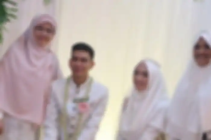 Teh Ninih saat foto bersama Ghefira dan Al Zindani di hari pernikahan anaknya (Foto: Putri Puspita Nilawati/Tribun Jabar)
