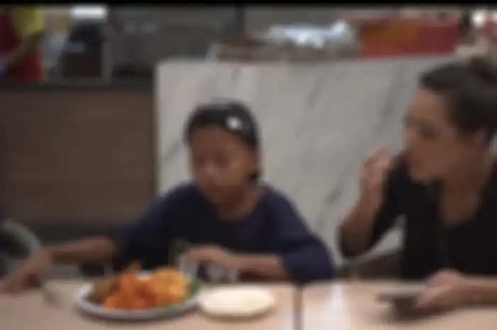 Aurel Hermansyah makan bareng Putra si Penjual Cilok