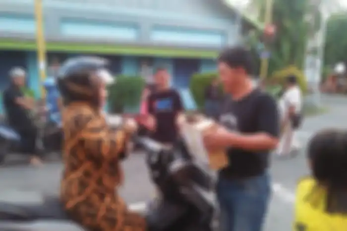 Andi Fudail turun galang dana untuk korban banjir di Enrekang, Minggu (5/5/2019). Ia jadi satu-satunya caleg PKB yang lolos di dapil Soreang, Kota Parepare, Sulsel, walau tanpa kampanye.
