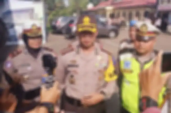 Kapolresta Pontianak Kombes Pol Anwar Nasir (tengah) memberikan penghargaan kepada Ipda Tatang atas aksi heroiknya di Jembatan Kapuas II, Kubu Raya, Kalimantan Barat, Senin (6/5/2019).(Foto: Kompas.com/Hendra Cipta )