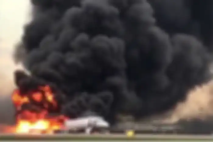 Potongan video dari akun Instagram Gunkevitch memperlihatkan pesawat Sukhoi Superjet 100 milik Aeroflot terbakar tak lama setelah mendarat darurat di Bandara Sheremetyevo, Moskwa, Rusia, Minggu (5/5/2019). Insiden mengakibatkan 41 orang tewas, termasuk 2 anak dan seorang awak kabin.