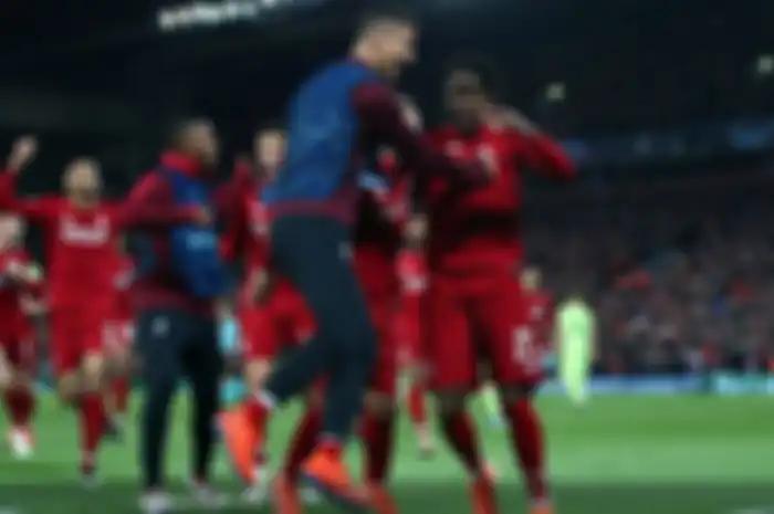 Divok Origi (kanan) dan Dejan Lovern merayakan kemenangan Liverpool atas Barcelona bersama rekan-rekannya, dalam laga leg kedua semifinal Liga Champions di Stadion Anfield, 7 Mei 2019.