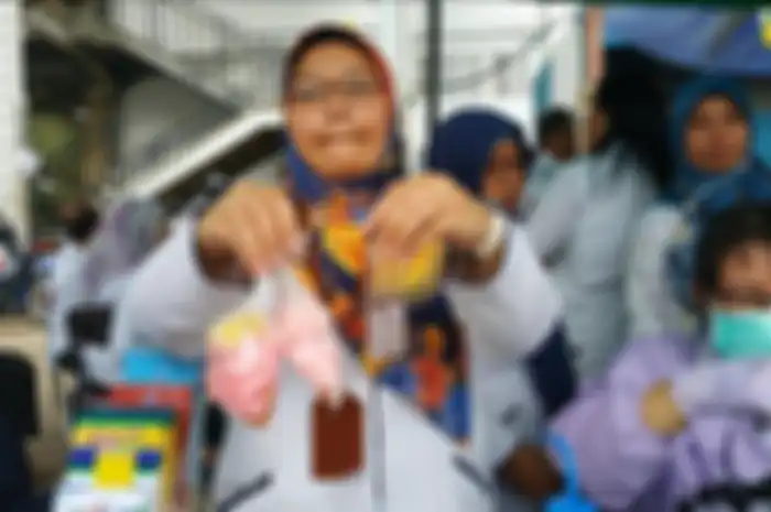Kerupuk merah yang terbukti positif mengandung bahan pewarna tekstil berjenis rhodamin B ditemukan di Benhill, Jakpus, Rabu (8/5/2019) petang.(Foto: Kompas.com Vitorio Mantalean)