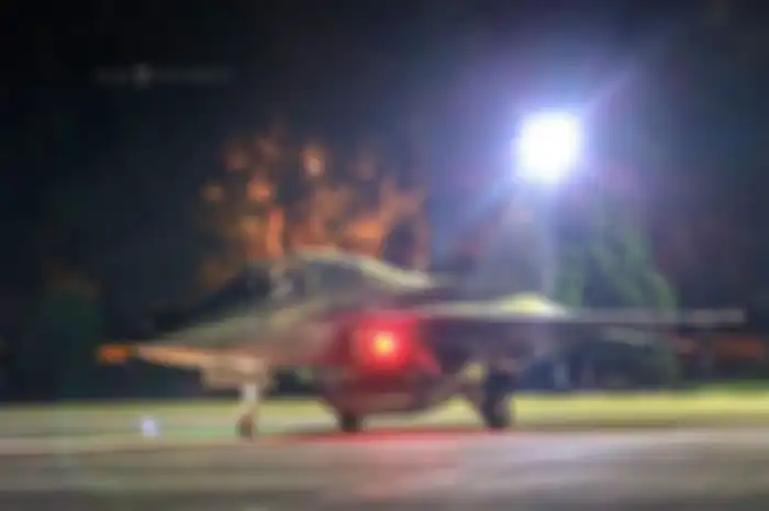 Salah satu pesawat Tempur TNI AU saat melakukan kegiatan terbang malam.(Foto: Sandriani Permani - via Dispen AU))  