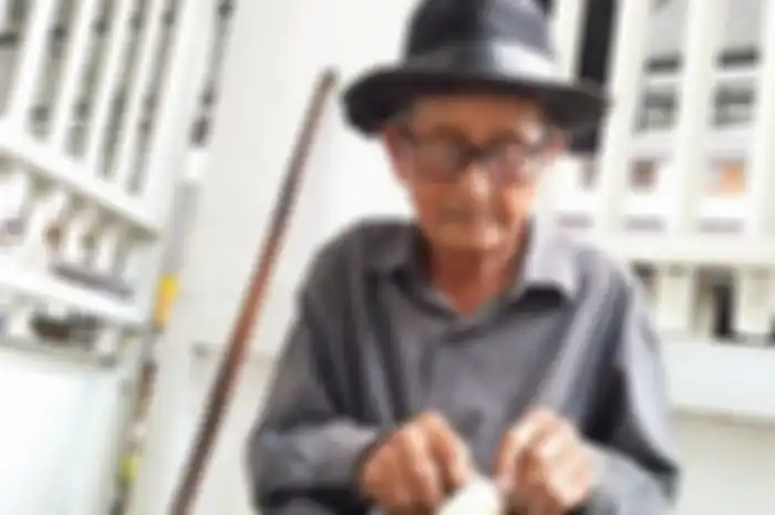Mengaku Sering Sakit-sakitan, Begini Kisah Tukang Sol Sepatu Berusia 98 Tahun yang Cari Uang Demi Keluarga