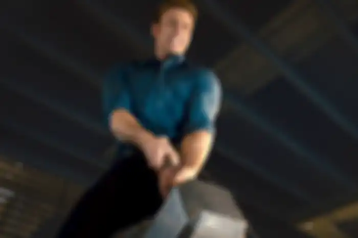 Steve Rogers alias Captain America ketika mencoba mengangkat Mjolnir di Avengers: Age of Ultron