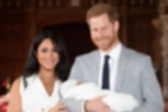 Meghan Markle dan Pangeran Harry saat mengenalkan buah hati mereka.