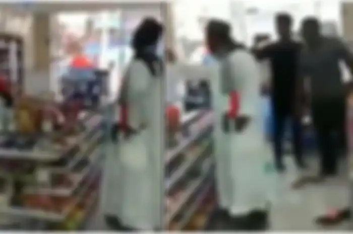 Tak terima dengan besarnya uang sumbangan yang diberikan sebuah minimarket, seorang pria mengamuk di depan petugas kasir.
