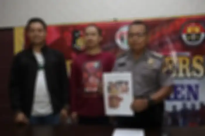 Kasubbag Humas Polres Kebumen AKP Suparno (kanan) melakukan konferensi pers yang dihadiri Dheva Prayoga (tengah) di Mapolres Kebumen, Jawa Tengah, Minggu (12/5/2019) dini hari.(Kompas.com/ Dok. Polres Kebumen 