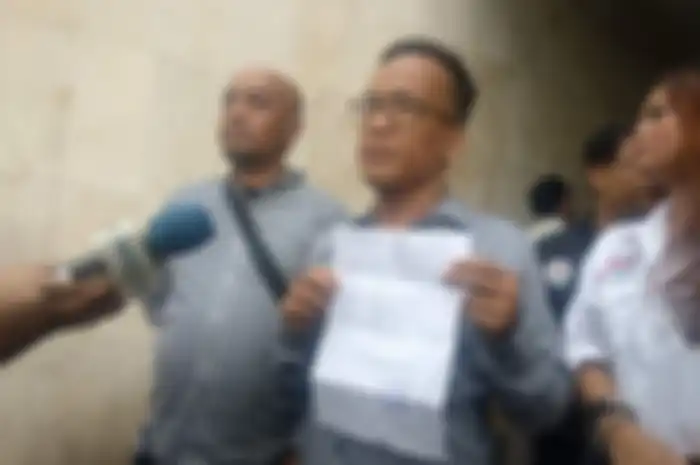 Ketua Umum Tim Jokowi Mania Immanuel Ebenezer menunjukkan laporan terhadap perempuan perekam video seorang pria yang mengancam memenggal Presiden Joko Widodo, di Mapolda Metro Jaya, Minggu (12/5/2019). (Foto: Kompas.com/NIBRAS NADA NAILUFAR)    