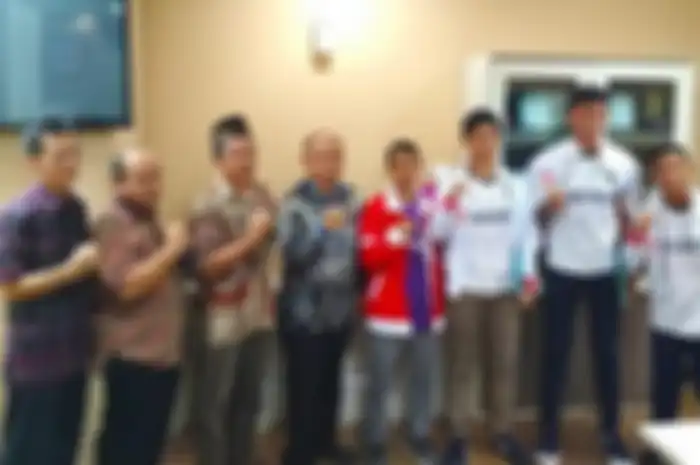 Kepala Dinas Pendidikan dan Kebudayaan Tangerang Selatan Taryono bersama tiga pelajar dan satu guru Tangsel yang akan belajar sepakbola di Jepang. 