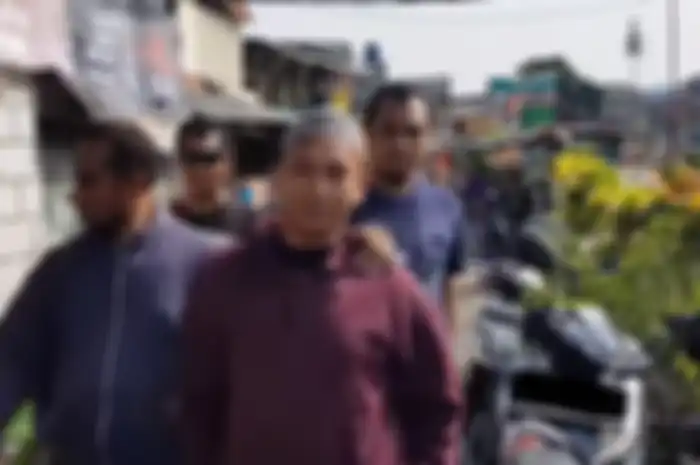 HS ketika di bawa ke rumahnya untuk lakukan penggeledahan