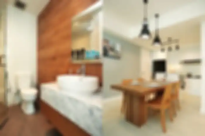 Putih dan kayu. Dua hal inilah yang mewakili apartemen seluas 150m2 ini.