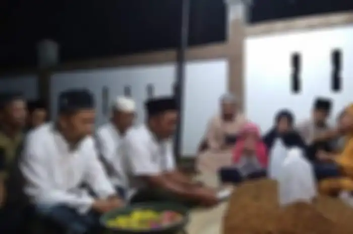 Suasana pemakaman Akila, jenazah yang sempat tertinggal di Bandara Soekarno-Hatta