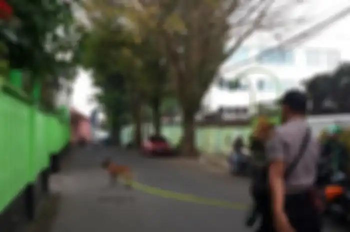 Anjing pelacak diterjunkan untuk melacak jejak pelaku mutilasi tubuh wanita yang ditemukan di lantai 2 Pasar Besar Kota Malang, Rabu (15/5/2019) (Foto: Kompas.com/ Andi Hartik)  