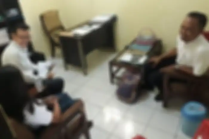 Polisi meminta keterangan korban di Mapolsek Purwokerto Selatan, Banyumas, Jawa Tengah. (Foto: Dok. Polres Banyumas) 