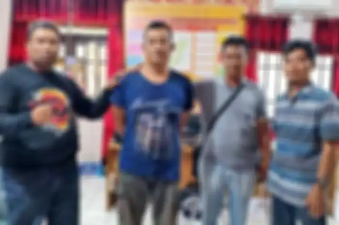 Imam Kunarso (tengah baju biru), pelaku pembunuhan istrinya sendiri dibawa ke Polres Ketapang, Kalimantan Barat.(Istimewa)  