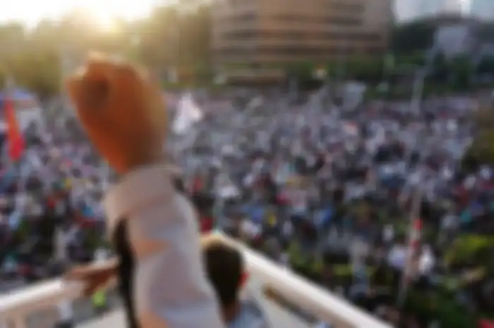 Para peserta aksi menolak hasil pemilu berdemonstrasi di depan kantor Bawaslu RI, Jakarta, Selasa (21/5/2019). Aksi pendukukung pasangan calon presiden Prabowo Subianto-Sandiaga Uno menolak hasil Pemilu yang diumumkan KPU RI.  KOMPAS/RONY ARIYANTO NUGROHO (RON) 21-05-2019