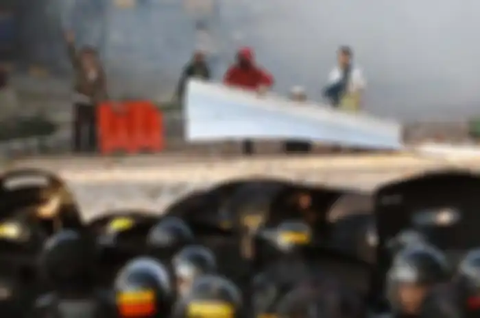 Petugas kepolisian terlibat bentrok dengan massa di Kawasan Tanah Abang, Jakarta, Rabu (22/5/2019) (Foto: Irwan Rismawan/Tribunnews)