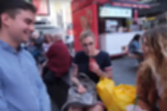 Xiaoma meminta orang-orang di Times Square, New York City mencoba Teh Botol Sosro untuk pertama kali.