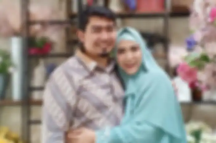 Ustaz Solmed dan sang istri April Jasmine