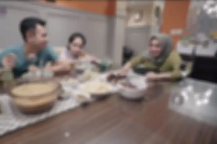 Lirikan tajam Nagita begitu Raffi bilang masakan Mama Rieta lebih enak