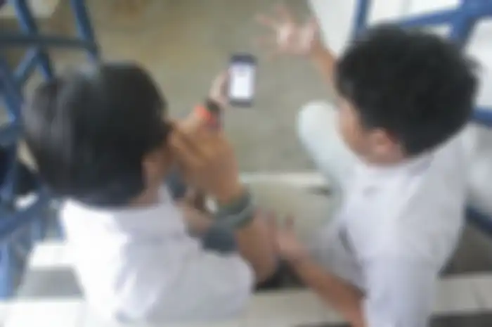 Anak SMA dan smartphone-nya.