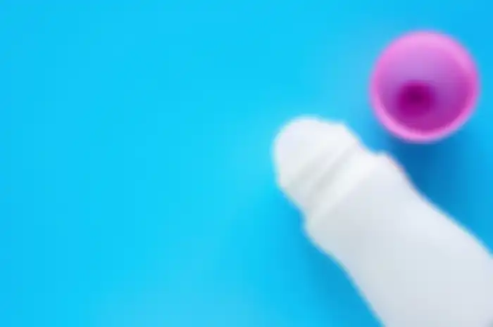 Aneka tips harian, begini trik menghilangkan noda deodoran pada ketiak baju.