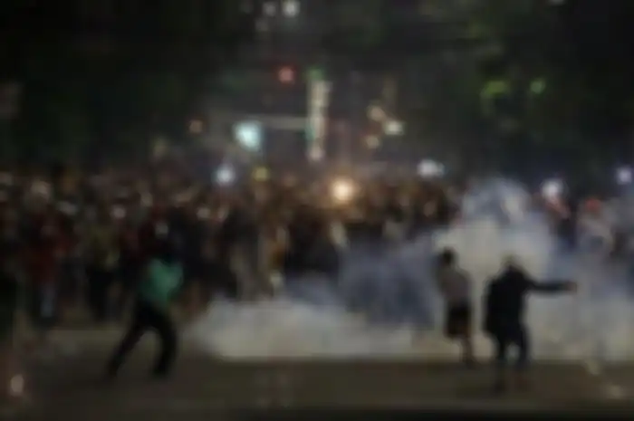 Anggota Brimob bersitegang dengan massa di Jalan Wahid Hasyim, Jakarta, Rabu (22/5). 
